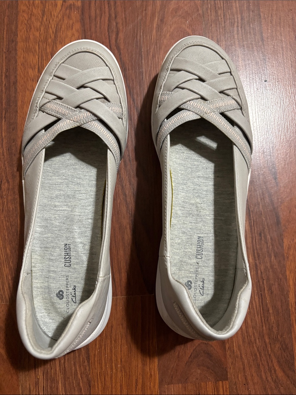 Clarks Women's Grey Crisscross Casual Flats cloudsteppers